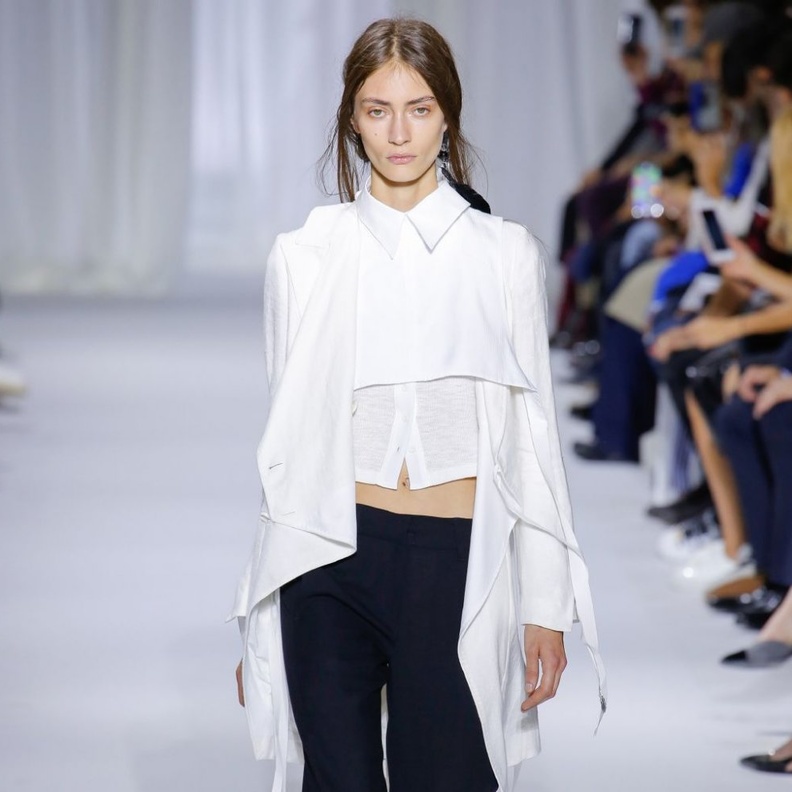 بلوزات باكمام وسعة وشبابية