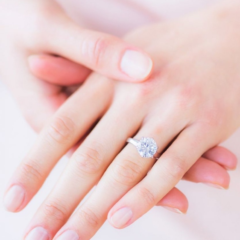 لا تهملي في الاعتناء بخاتم زواجك