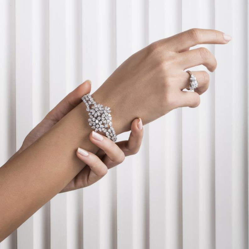 نعومة تصميم سوار العروس الماسي من دار ابراهيم زين