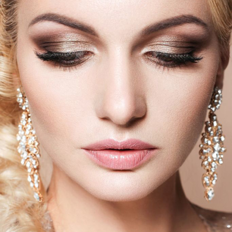 احصلي على مكياج سموكي ذهبي يناسب سهرات العيد