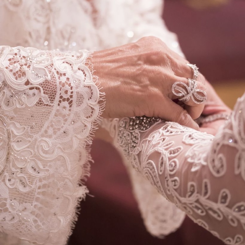 والدة العروس و اهتمامها بأبنتها في ليلة عمرها