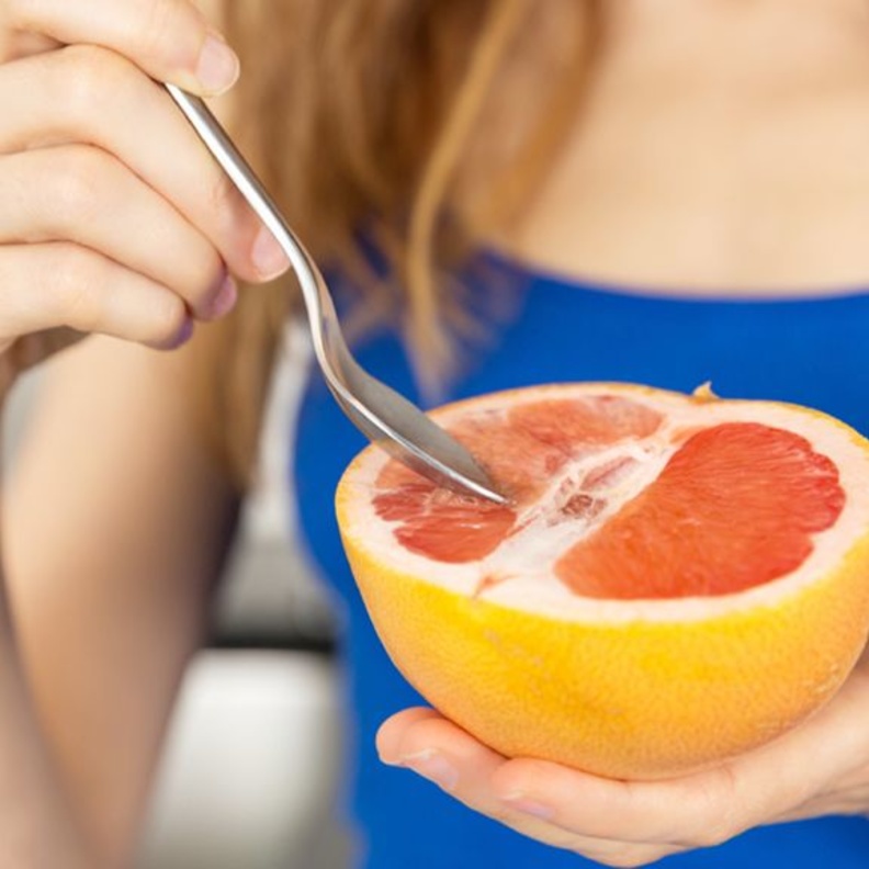 يساهم الجريب فروت بالتخلص من الوزن الزائد و حرق الدهون