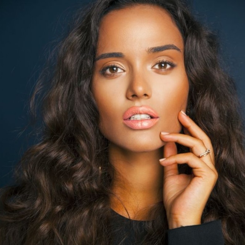 يمكنك إضافة الآيلاينر الأسود المسحوب ودمجه على الجفن