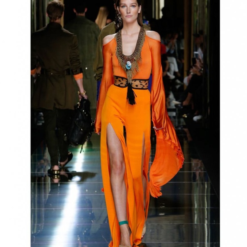 فستان سهرة فاخر ومتطاير باللون الارجواني