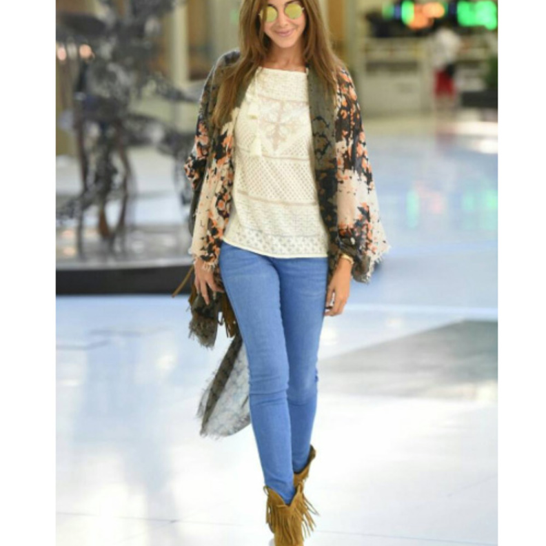 تنتقي الأحذية الرياضية وتنسقها بعفوية