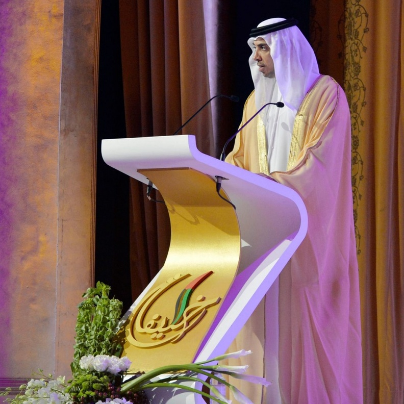 الشيخ منصور يلقي كلمة في الحفل.