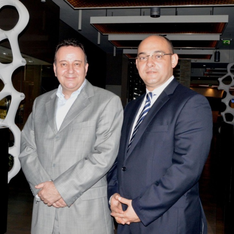 المدير العام ونائبه.
