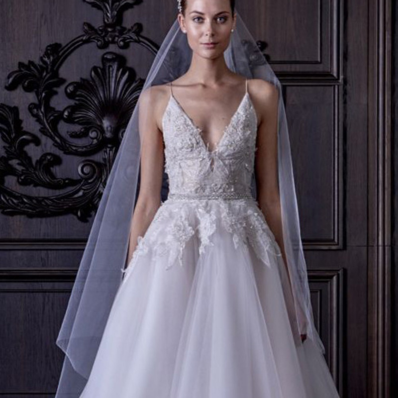 كوني العروس الأكثر نعومة ورومانسية مع فساتين "مونيك لوليه"