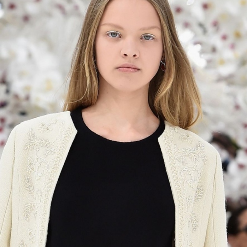 بريق المكياج الكلاسيكي سيّد منصّة "ديور"