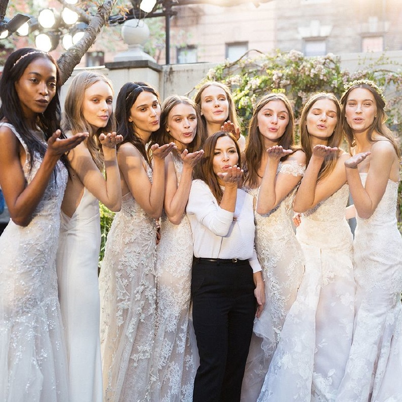 العارضات بعد عرض فساتين زفاف لولييه لربيع وصيف 2017