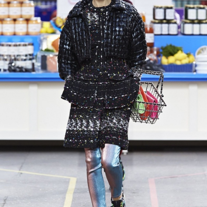 سترة و بنطلون Legging  الضيق؛ من مستلزمات شانيل Chanel   الضروري اقتناؤها