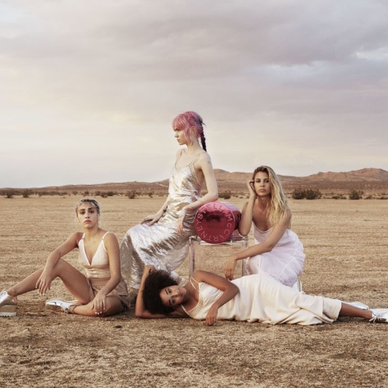 من تصوير الحملة الإعلانية لعطر Pop