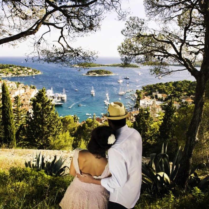 فراس شهاب الدين ل"هي" :" أعشق سرقة لقطات العروس" 