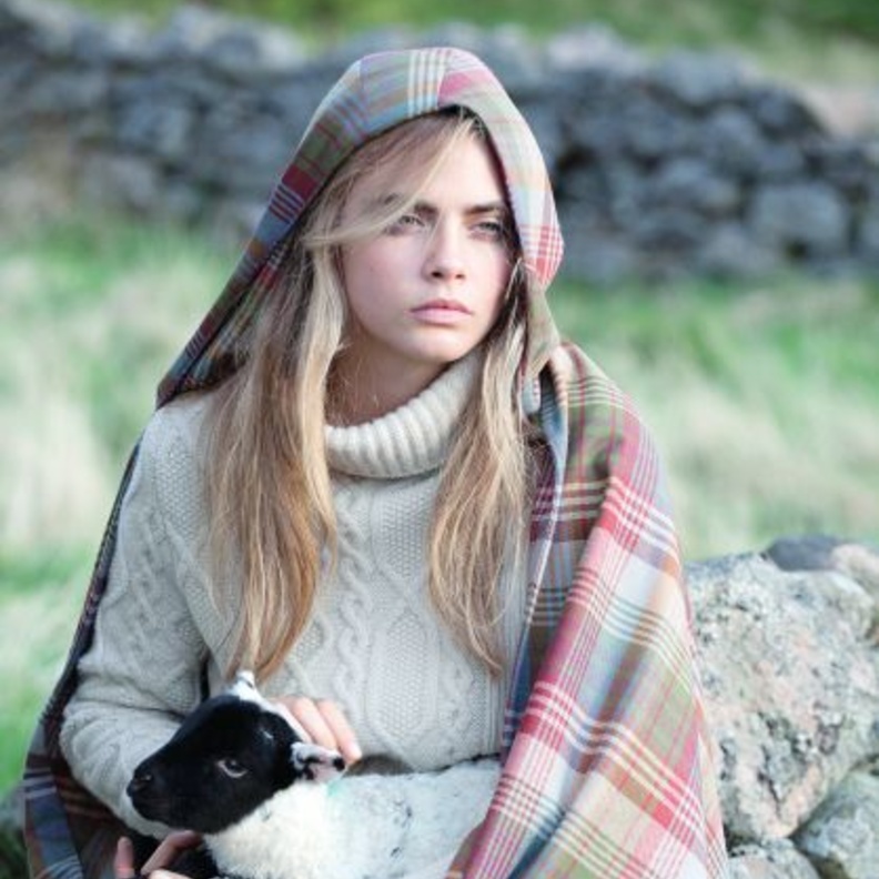 خاص "هي" حوار مع عارضة الأزياء كارا ديليفنج