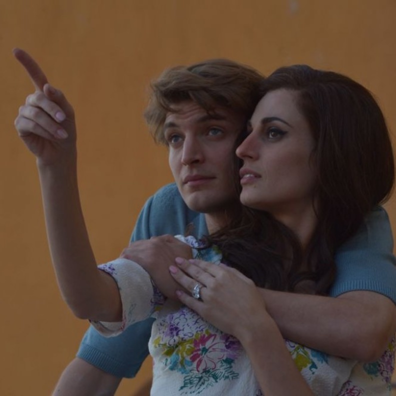 Sveva Alviti في دور Dalida وترتدي خاتم خطوبة من Chopard