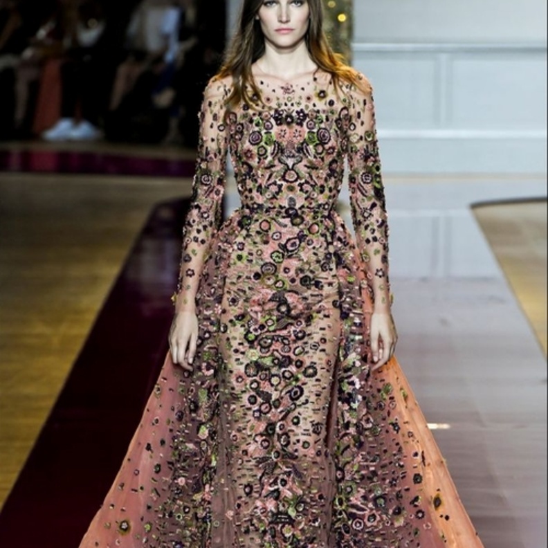 Zuhair Murad فستان خطوبة مزين بالورود من.