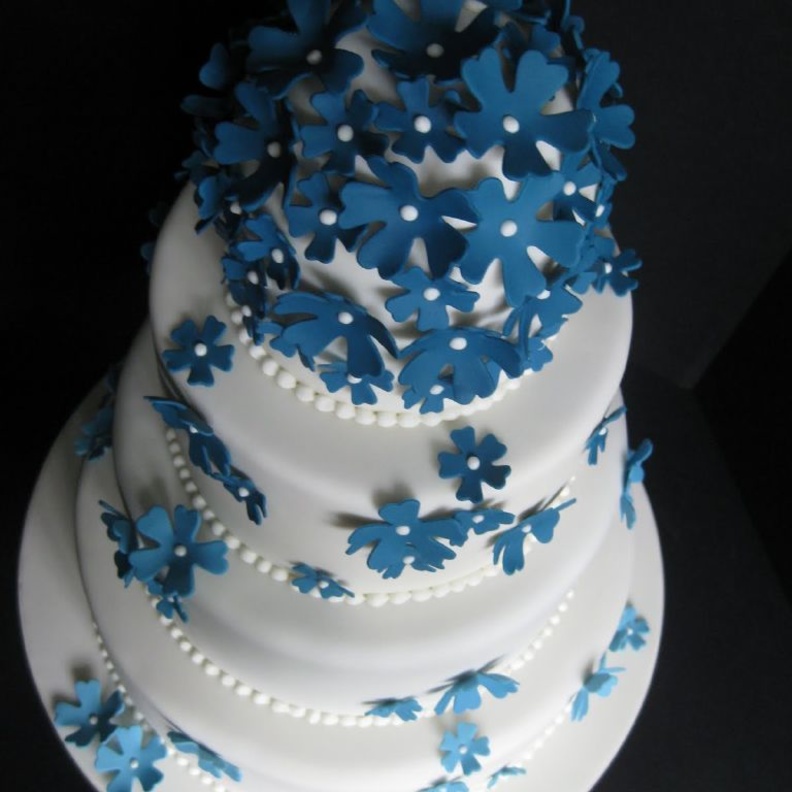 الورد الازرق لكيك الزفاف