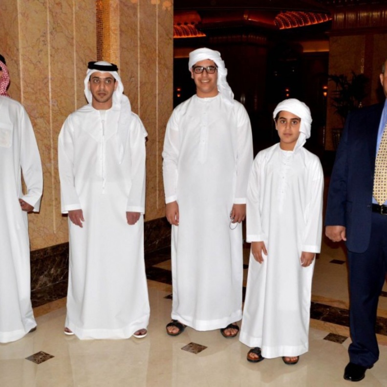 الشيخ حامد يتوسط المدعوين.