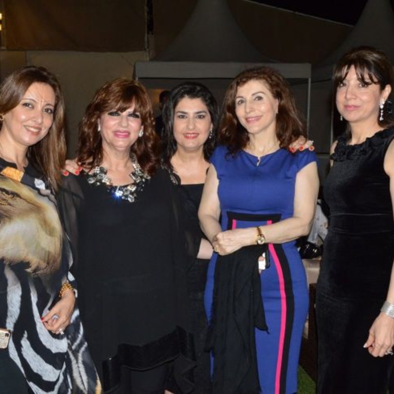 مها حمزة مع عدد من الضيفات