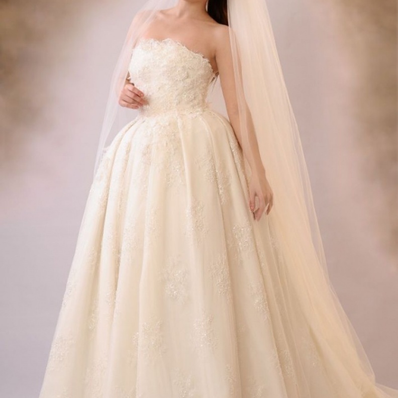 شارلوت ليشا تطلق فساتين زفاف جاهزة بجودة الكوتور