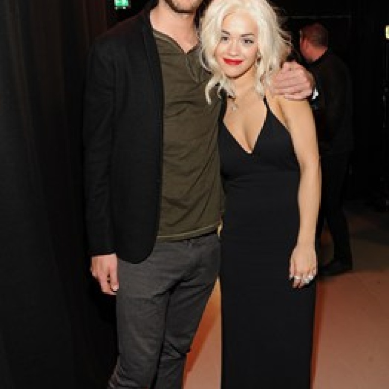 كالفين هاريس يهدي ريتا أورا سيارة مرسيدس