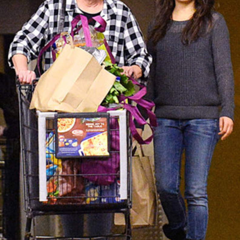 بالصور: ميلا كونيس تتسوق مع والدة آشتون كوتشر