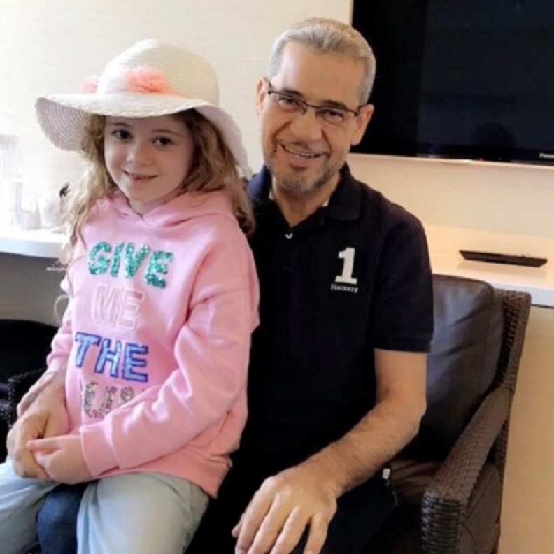 مصطفى الآغا يصطحب ابنته الى المدرسة بأول يوم دراسي