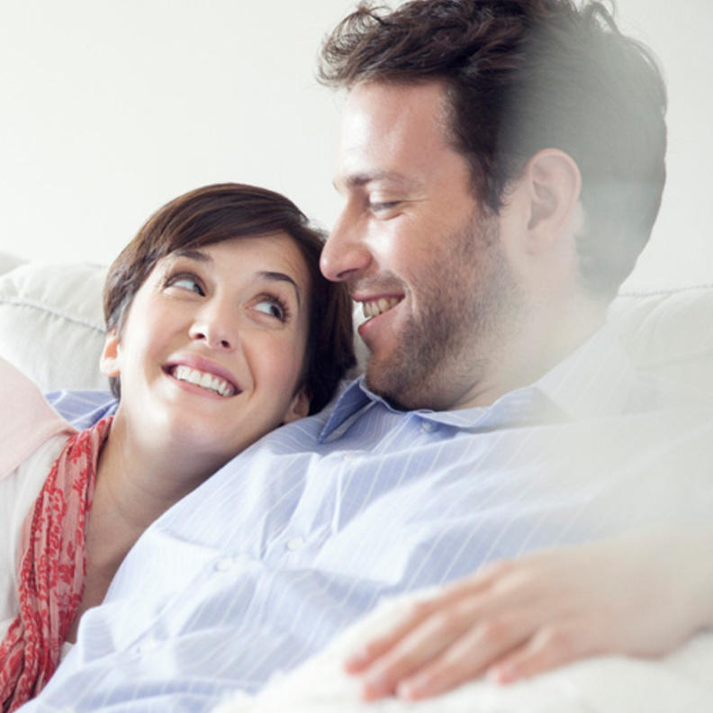 لا تنتظري كلمات الحب من زوجك الصامت ركزي على أفعاله