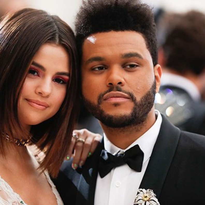 سيلينا جوميز وذا ويكند.. شاهد الغارقان في الحب يضحكان من القلب في مسرحية