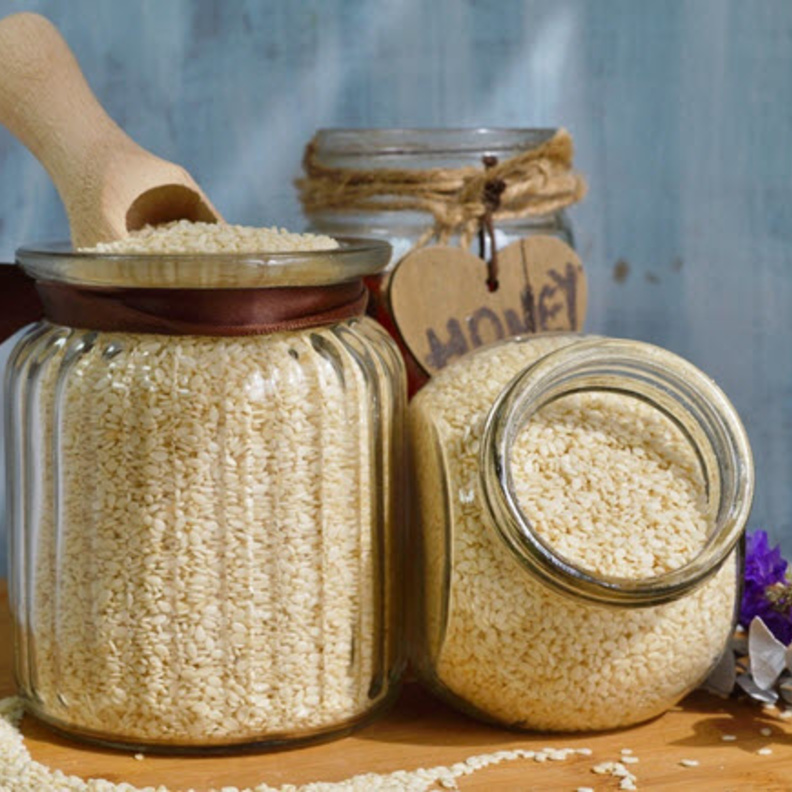 يمتاز السمسم بالكثير من الفيتامينات و المعادن و مضادات الاكسدة لصحة الجسم والبشرة