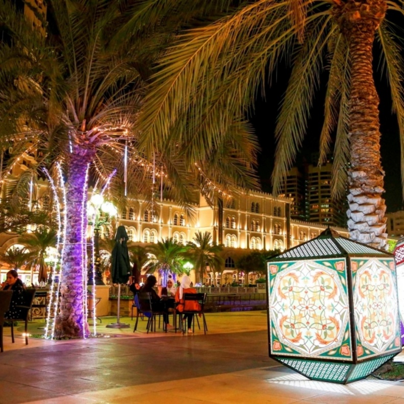 ليالي رمضانية مزينة بالفوانيس تبهج زوار القصباء في الشارقة
