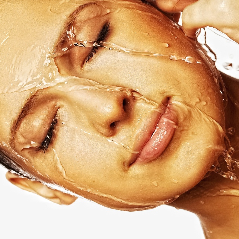 الاستحمام بالماء البارد يشد البشرة و يمنع ظهور الحبوب و التجاعيد