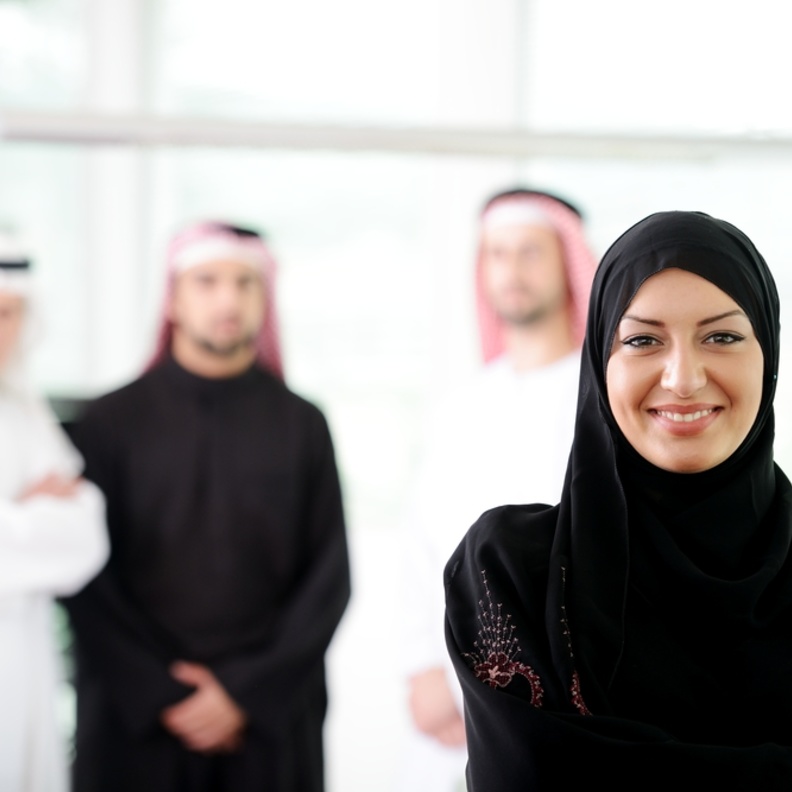كيف تتعاملين مع أصدقاء الزوج؟!