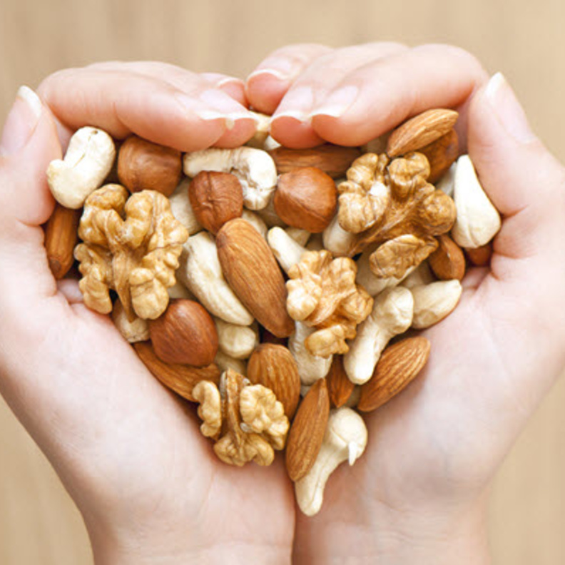تناولي المكسَرات وخاصةً الجوز لاحتوائها على دهون صحية مفيدة للقلب