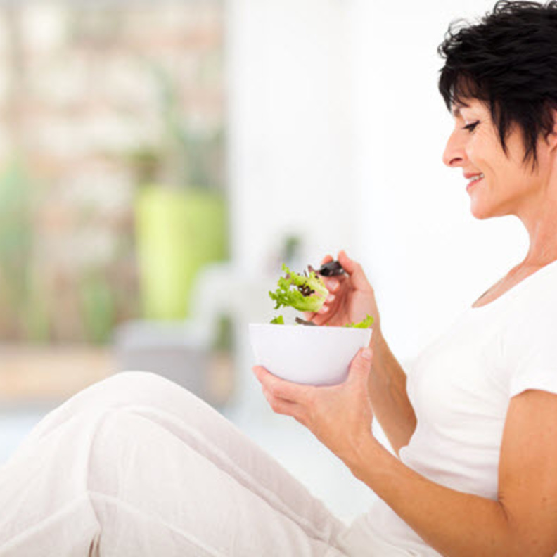 تحتاج المراة لبعض الفيتامينات الضرورية من الغذاء بعد انقطاع الطمث