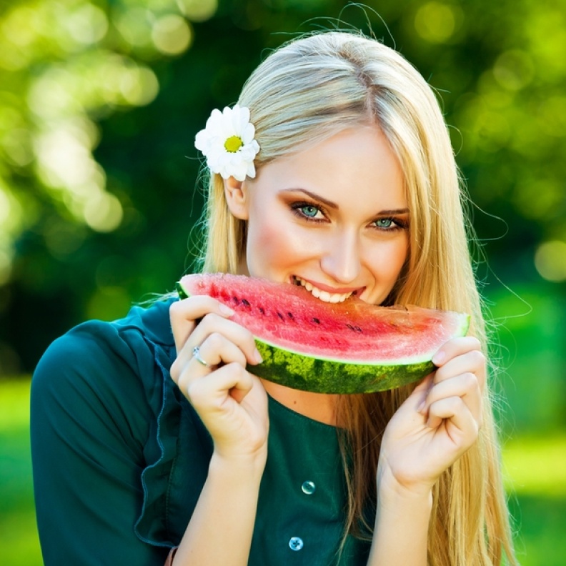 جمال العروس بالبطيخ وببذوره