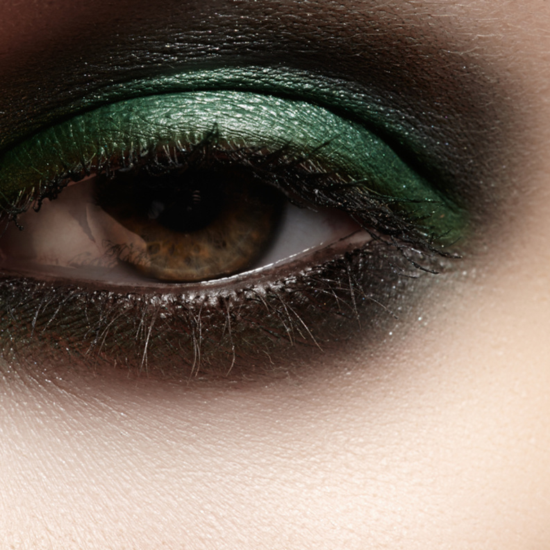 ماكياجك سموكي ساحر بالظل الزيتي