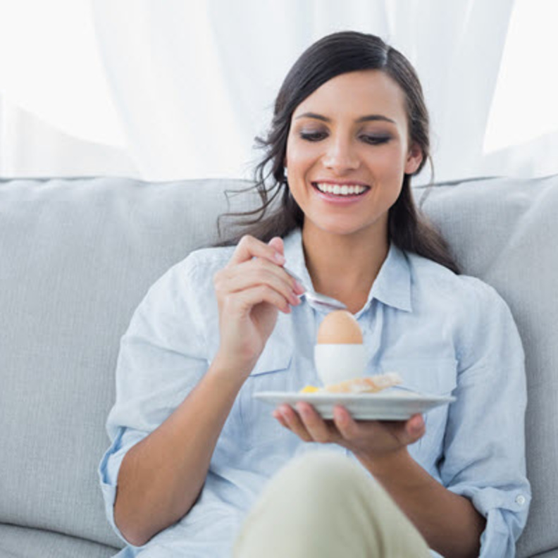 يحتوي صفار البيض على كمية كبيرة من فيتامين بي 12