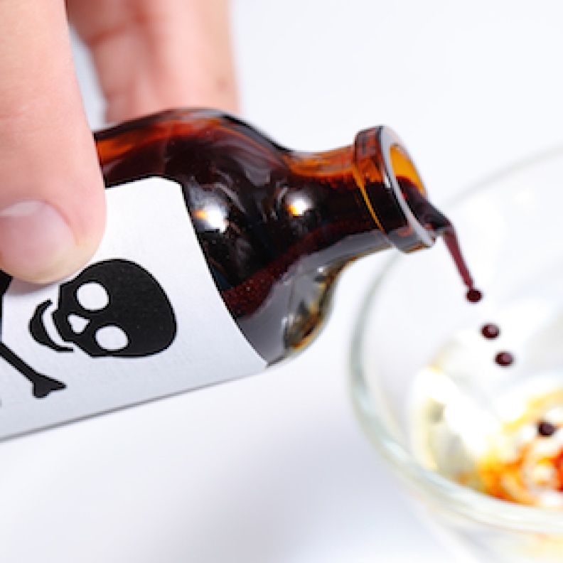 عروس تسمم عريسها ورفاقه 