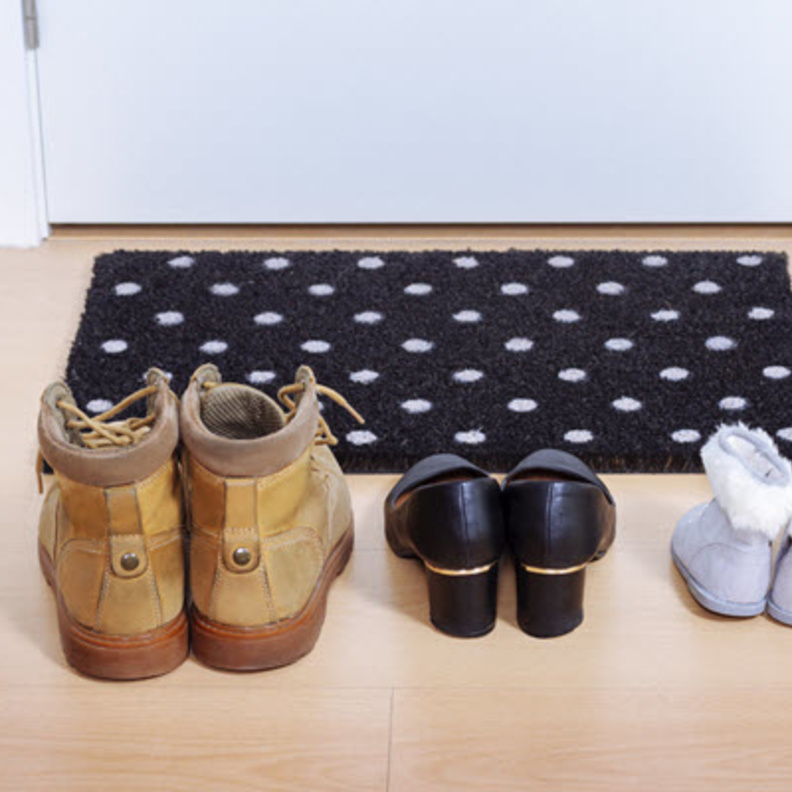 تنتقل الجراثيم داخل المنزل من خلال الأحذية