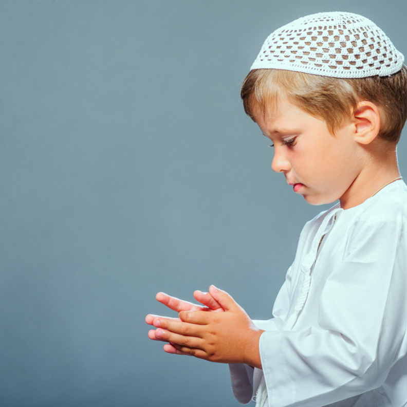 طرق سهلة لتعويد الطفل على الصلاة منذ الصغر 
