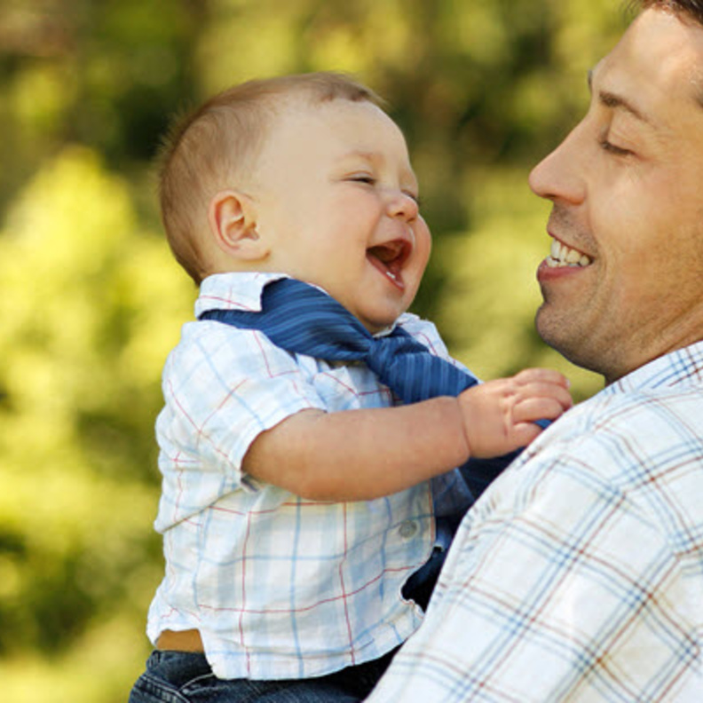 رضيع مع والده