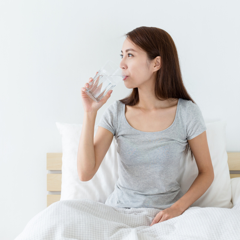 تناولي أربع أكواب من الماء الساخن فور الإستيقاظ صباحاً