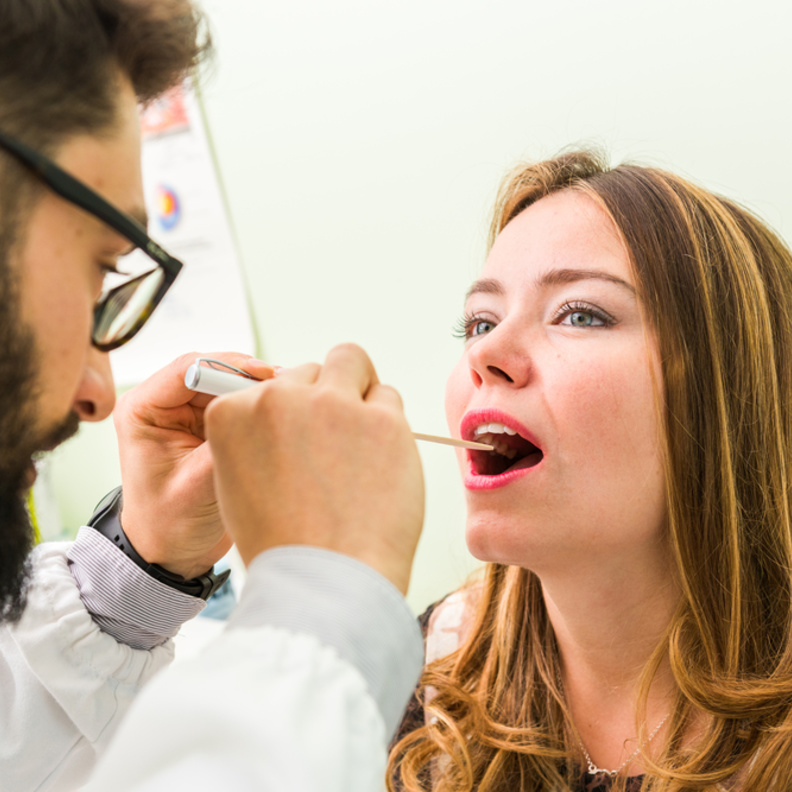 علاماتٌ تدل على الإصابة بسرطان الفم، هل تعرفينها؟