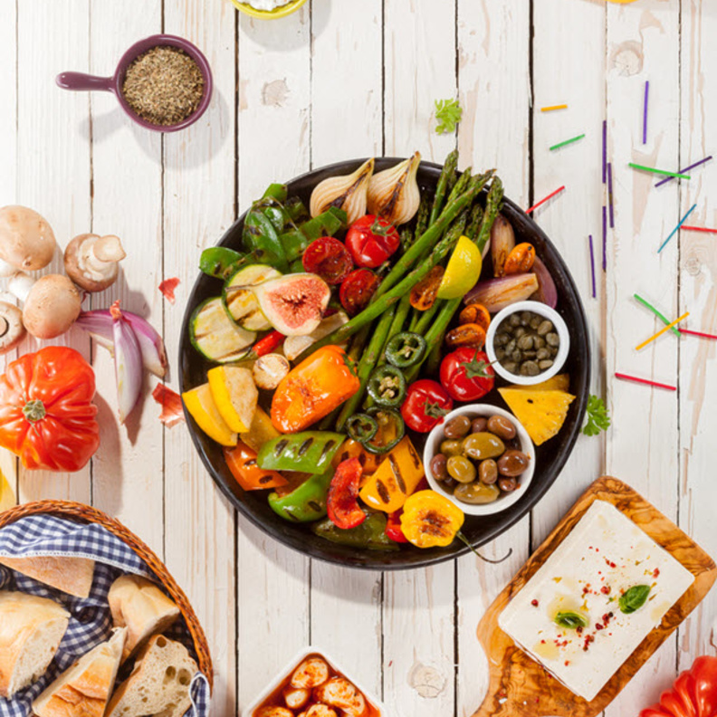 بدلاً من تقديمها مسلوقة: قومي بشوي الخضراوات والفواكه وتقديمها لأسرتك