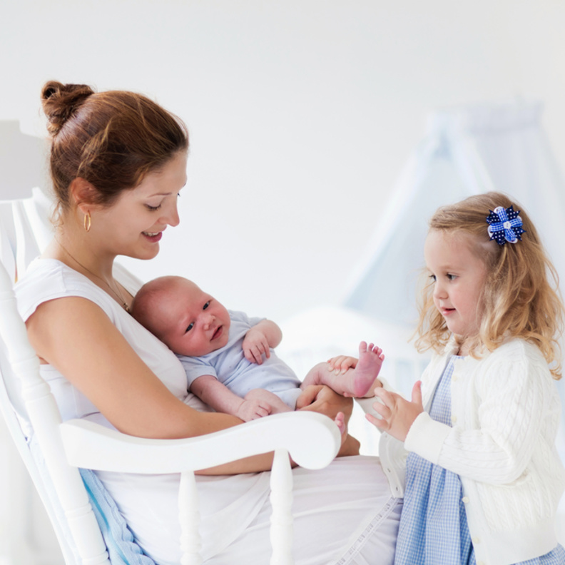 بعد الولادة .. لا لإهمال المولود الجديد إرضاء لمشاعر الطفل الأول