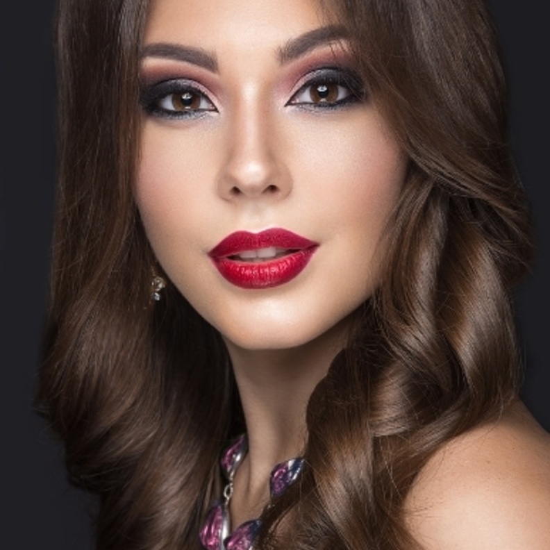 المكياج المسائي يتميز بقوة الوانه