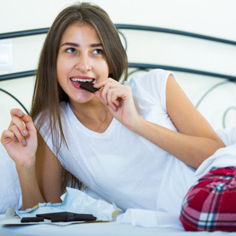 الشوكولاته الداكنة من الاطعمة الغنية بالحديد