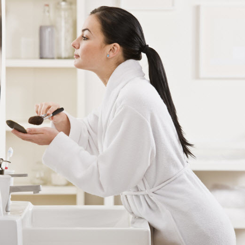 وضع الماكياج والفراشي في الحمام