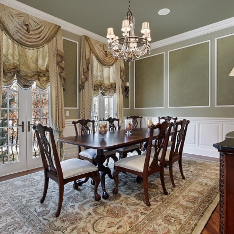 الستائر الأنيقة تبرز أناقة الغرفة بشكل فني 